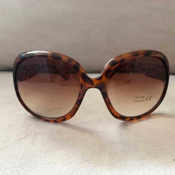 Accessories - Last pair 🎁 Leopard print Large Oval sunglasses